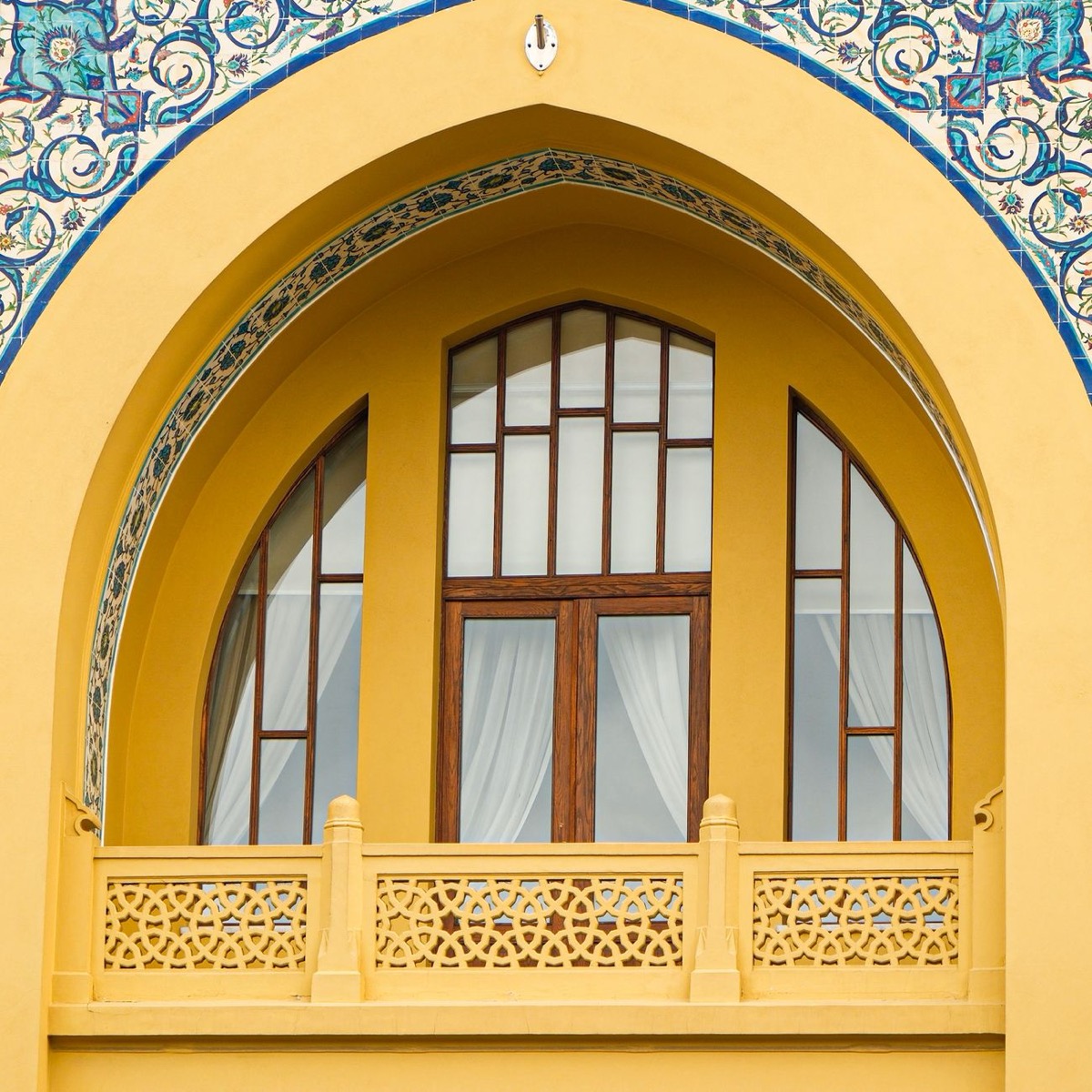 Arabesque arched balcony detail of a boutique hotel in Oman